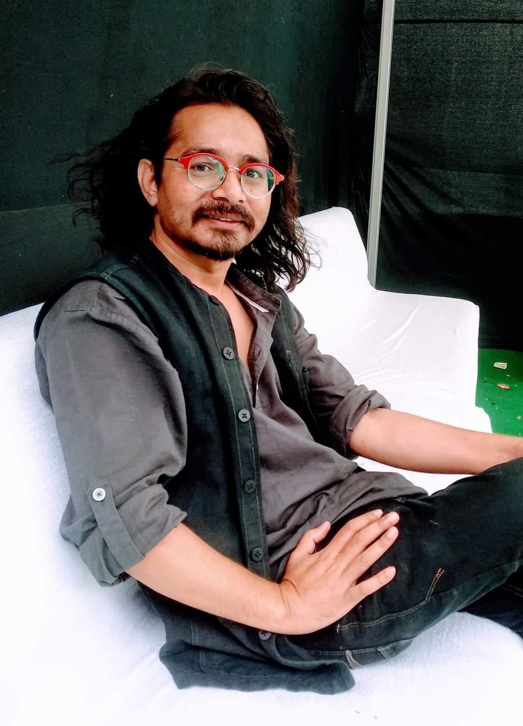 प्रेम ऐसे ही मरता है, चुपचाप......